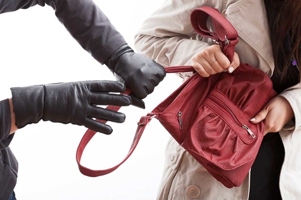 دفاع شخصی خیابانی برای بانوان | تکنیک‌های طلایی مقابله با سارقان